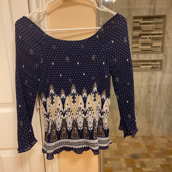 Super Cute Top! - Picture 2 of 3